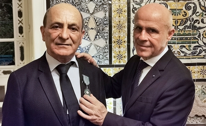 Mohamed Ali El Okbi, fait chevalier des Lettres et des Arts