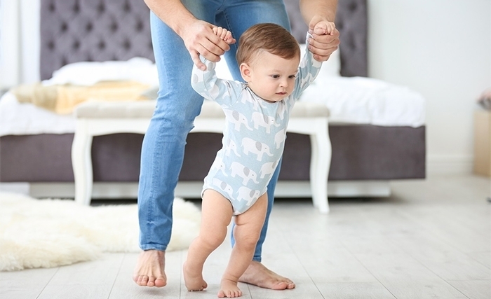 Pourquoi les bébés animaux marchent tôt alors  que les bébés humains marchent tard ?